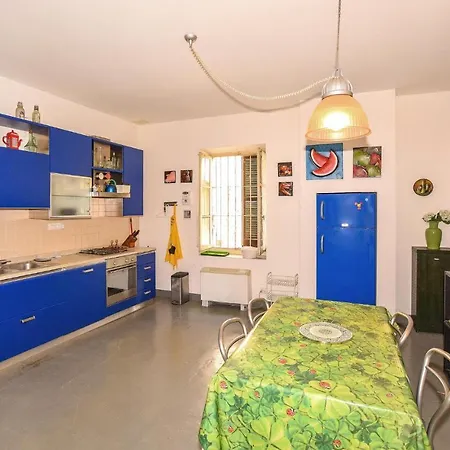 Awesome In With 1 Bedrooms *